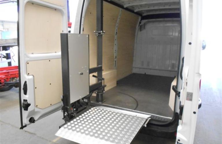 Dhollandia compacte laadlift voor kleine ladingen (tot 350kg)
