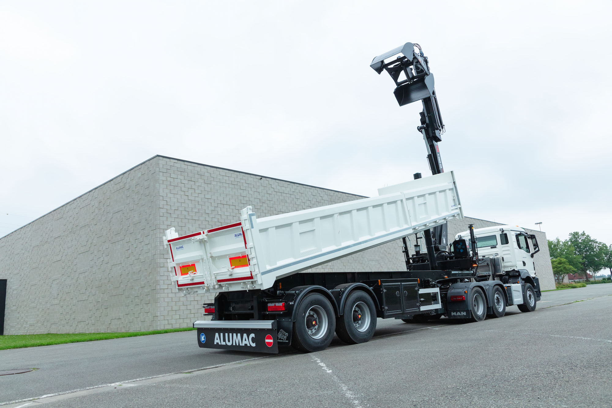 bescherming nek huurder HIAB laadkranen - vrachtwagenopbouw | carrosseriebouw ALUMAC